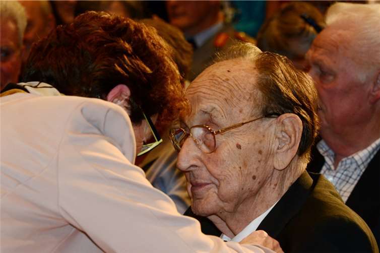 Bürgermeisterin Renate Offergeld heftet Hans-Dietrich Genscher die Ehrennadel ans Revers.Klaus Brohl