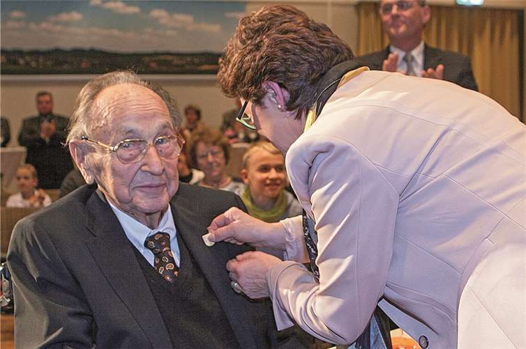 Bürgermeisterin Renate Offergeld heftete Hans-Dietrich Genscher die Ehrennadel ans Revers.