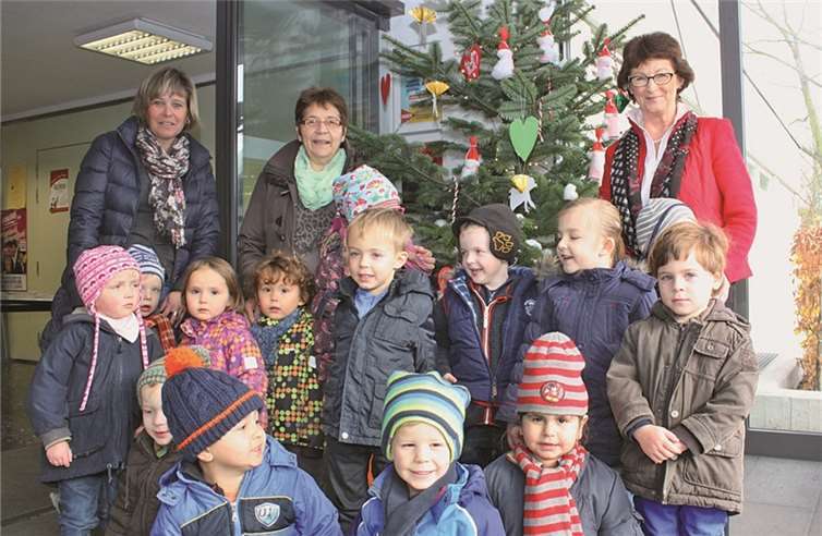 Bürgermeisterin Renate Offergeld (hinten re.) und die Kinder des Familienzentrums Villip mit ihren Erzieherinnen (hinten v.l.) Birgitta Reinartz und Gisela Schüffelgen freuen sich über den schön geschmückten Weihnachtsbaum. Gemeinde Wachtberg
