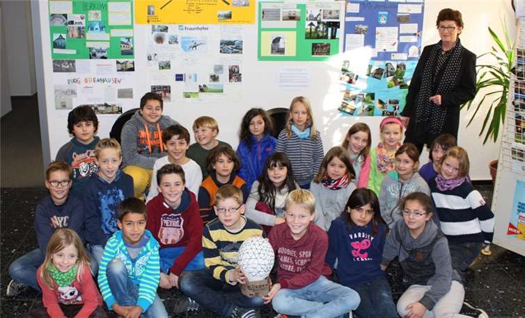 Bürgermeisterin Renate Offergeld (h.r.) und die Klasse 4a der GGS Berkum präsentieren die Ausstellung im Rathaus. Gemeinde Wachtberg/mm