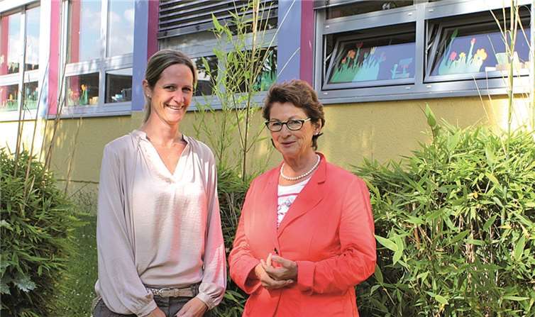 Bürgermeisterin Renate Offergeld im Gespräch mit der Leiterin der Niederbachemer Grundschule, Andrea Engels.
