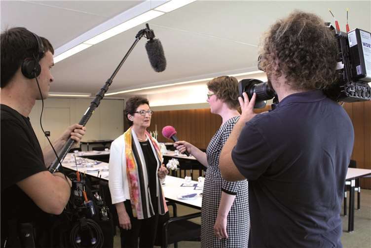 Bürgermeisterin Renate Offergeld im Interview mit WDR-Mitarbeiterin Nicole Vogel. Gemeinde Wachtberg/mm