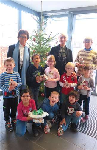 Bürgermeisterin Renate Offergeld (l.), Kita-Leiterin Christine Giesen-Zyla (Mitte), Erzieherin Ursula Riebartsch und die „kleinen Strolche“ freuen sich über den schön geschmückten Weihnachtsbaum. Gemeinde Wachtberg