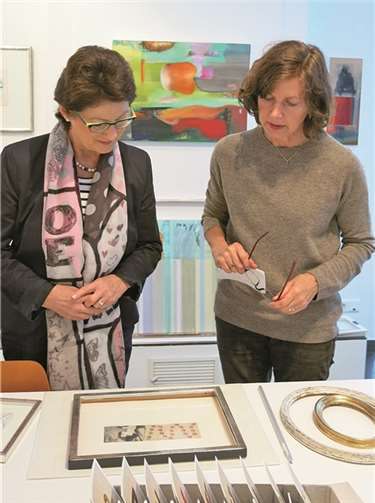 Bürgermeisterin Renate Offergeld (l.) zu Besuch in Sabine Laurenzis Galerie. Gemeinde Wachtberg/mm