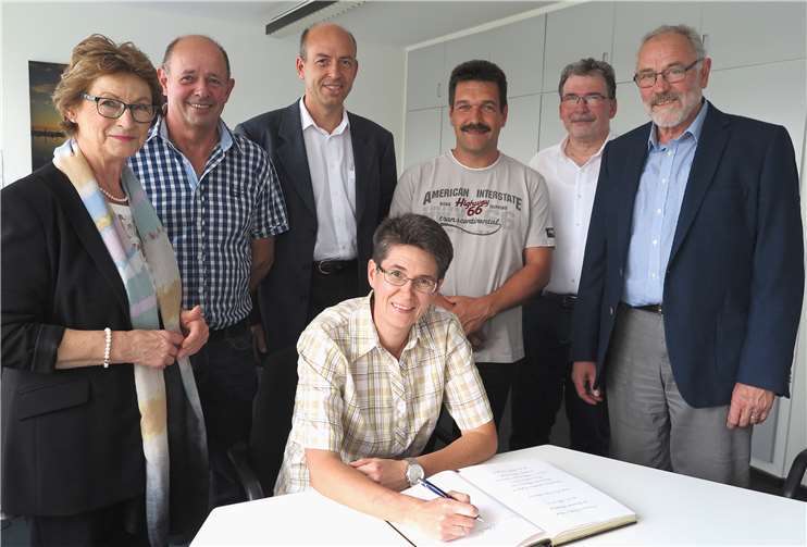 Bürgermeisterin Renate Offergeld (li.) ehrte die erfolgreiche TTC-Fritzdorf-Sportlerin Petra Schoulen (Mitte) mit der Bitte um einen Eintrag ins Goldene Buch der Gemeinde Wachtberg. Gemeinde Wachtberg/mm