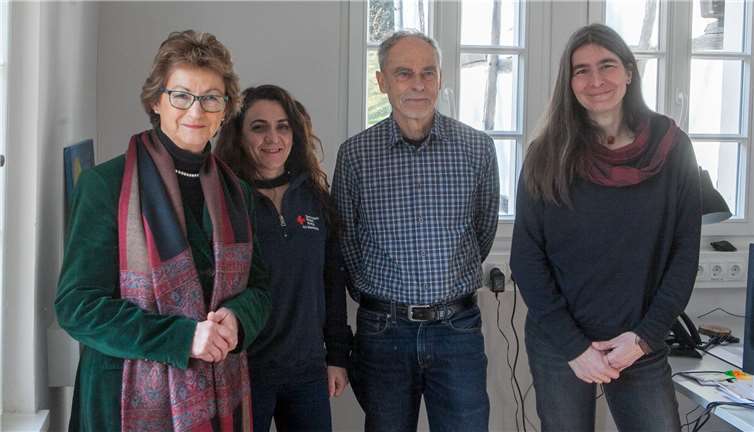 Bürgermeisterin Renate Offergeld (li.) freut sich zusammen mit Tülün Kahlenberg vom DRK Wachtberg, Gero Nölken vom Ökumenischen Arbeitskreis und der Ehrenamtskoordinatorin Katja Ackermann über die gelungene Renovierung des ehemaligen Wohnhauses im Ließemer Köllenhof.JOST