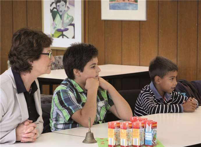 Bürgermeisterin Renate Offergeld (li.) spielte mit den Viertklässlern der GGS Berkum eine Ausschusssitzung durch. Gemeinde Wachtberg/mm