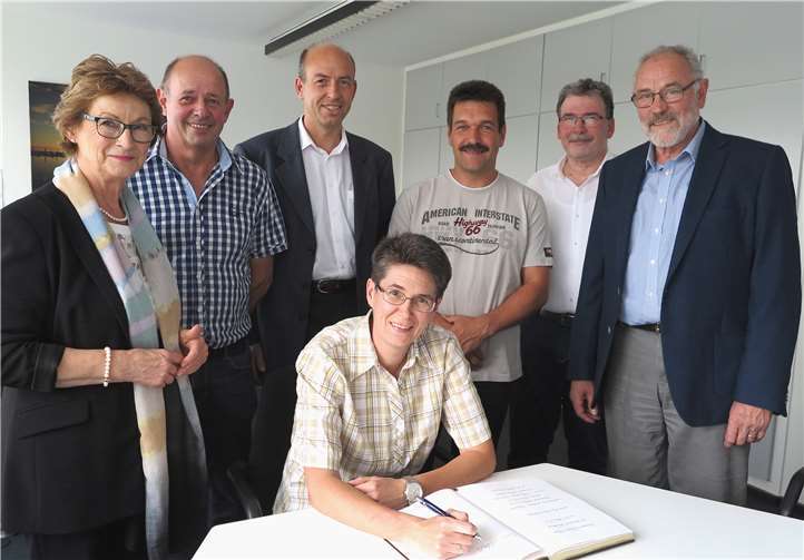 Bürgermeisterin Renate Offergeld (links) ehrte die erfolgreiche TTC-Sportlerin Petra Schoulen (Mitte) mit der Bitte um einen Eintrag ins Goldene Buch der Gemeinde Wachtberg.Gemeinde Wachtberg