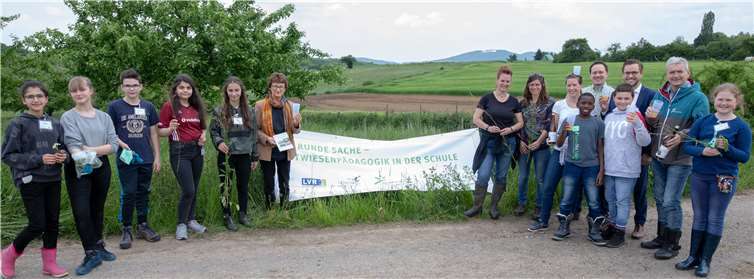 Bürgermeisterin Renate Offergeld (mi., re.) und Chrisoph Janes (3.v.re.), Bezirksbürgermeister von Bad Godesberg stellten gemeinsam mit den Kindern der 6a der Elisabeth-Selbert-Gesamtschule, Vertretern des Naturparks Rheinland und des LVR das Projekt vor.Fotos: CEW