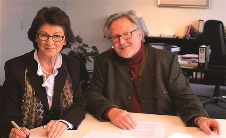 Bürgermeisterin Renate Offergeld mit dem neuen VHS-Beauftragten der Gemeinde Wachtberg, Ulf Hausmanns, bei der Vertragsunterzeichnung. Gemeinde Wachtberg/mm