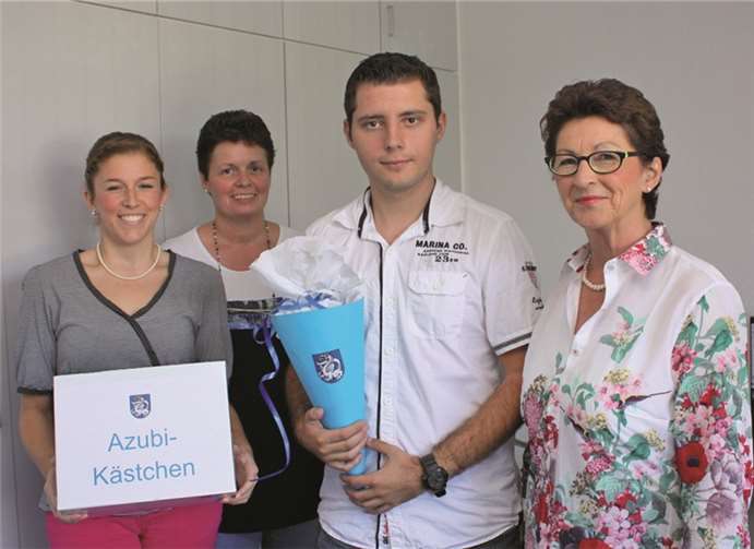 Bürgermeisterin Renate Offergeld (r.) und die Personalbüro-Mitarbeiterinnen Sandra Pung (l.) und Renate Kremer heißen Auszubildenden Kevin Müller im Wachtberger Rathaus herzlich willkommen.Gemeinde Wachtberg/mm