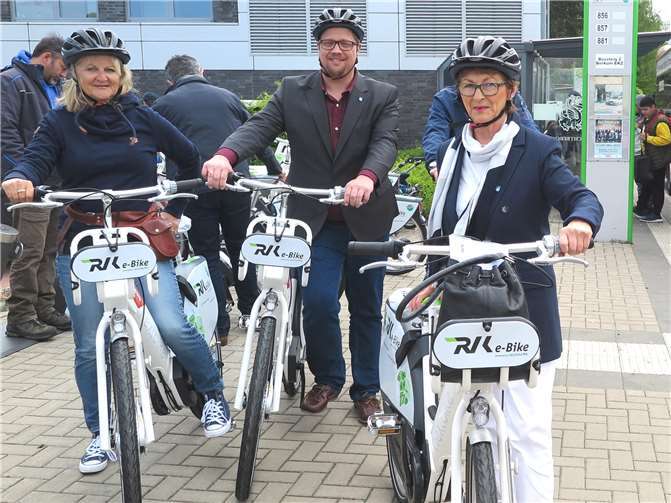 Bürgermeisterin Renate Offergeld (re.), Beigeordneter Swen Christian (Mitte) und Wachtberg-Vertreter auf E-Bike-Probefahrt. Fotos: Gemeinde Wachtberg/mm