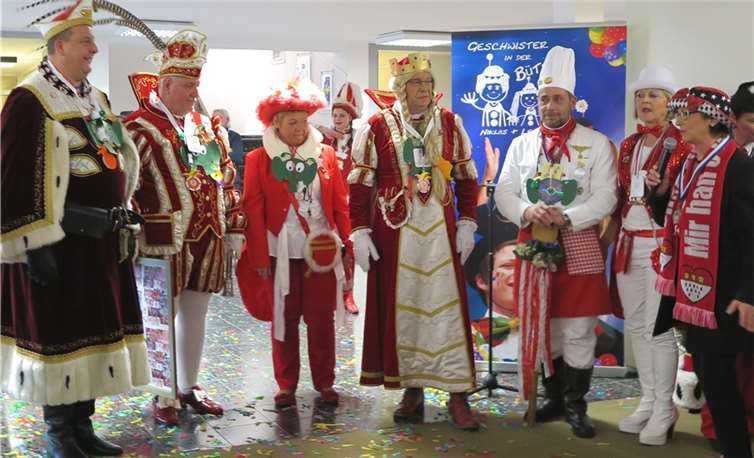 Bürgermeisterin Renate Offergeld (re.) hieß das Villiper Dreigestirn und dessen Hofstaat im Rathaus willkommen.Gemeinde Wachtberg/mm