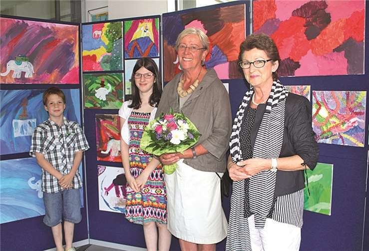 Bürgermeisterin Renate Offergeld (re.) mit Hiltrud Westheide und zwei der kleinen KiKuKi-Künstler. Margrit Märtens