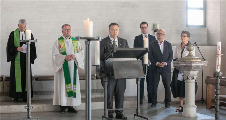 Bürgermeisterin Renate Offergeld (rechts) und ihre drei Stellvertreter Oliver Henkel, Christian Stock und Paul Lägel hielten die Fürbitten beim ökumenischen Gottesdienst in der Pfarrkirche Sankt Maria Rosenkranzkönigin in Berkum.Fotos: JOST