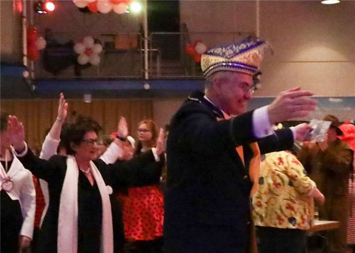 Bürgermeisterin Renate Offergeld und SitzungspräsidentHelge David Gilberg ziehen in den Saal ein.