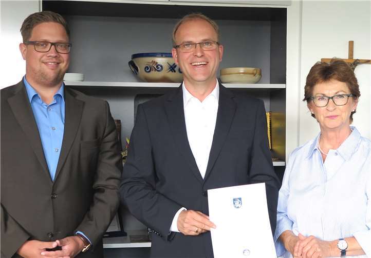 Bürgermeisterin Renate Offergeld und Beigeordneter Swen Christian gratulieren Markus von Wirtz (M.) zu dessen Ernennung zum Standesbeamten sowie zum stellvertretenden Leiter der Feuerwehr. Gemeinde Wachtberg/mm