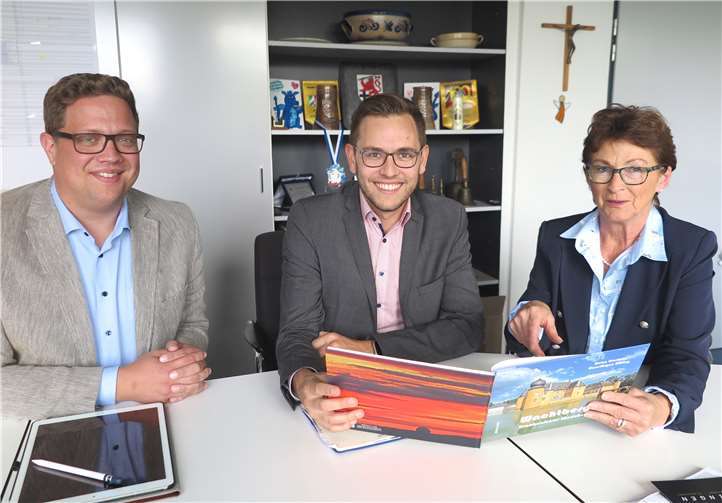 Bürgermeisterin Renate Offergeld und Beigeordneter Swen Christian (li.) im Gespräch mit Bad Godesbergs Bezirksbürgermeister Christoph Jansen.Foto: Gemeinde Wachtberg/mm