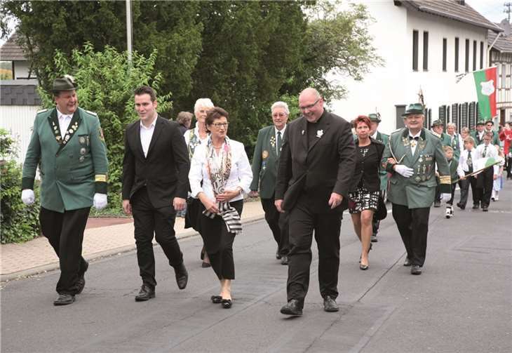 Bürgermeisterin Renate Offergeld und Präses Hermann-Josef Zeyen gingen mitten im Umzug der Schützengesellschaft.