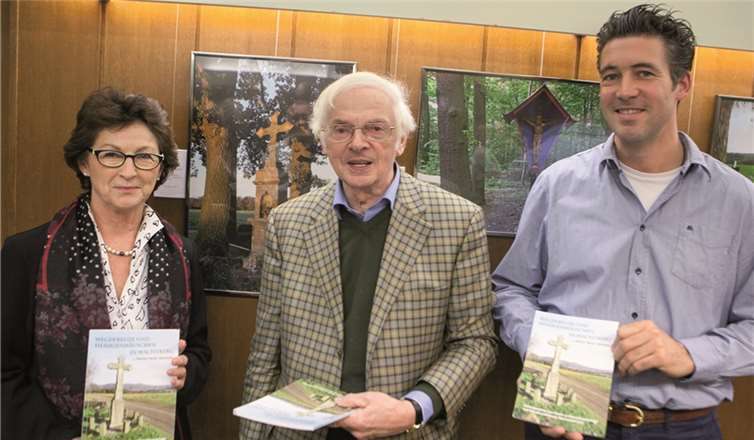 Bürgermeisterin Renate Offergeld und der Vorsitzende des Vereins für Brauchtumspflege und Dorfverschönerung Oberbachem, Benjamin Menke (r.), beglückwünschten Autor Bertram Reuter (Mitte) zu seinem Buch über die Wegekreuze in Wachtberg. Jost