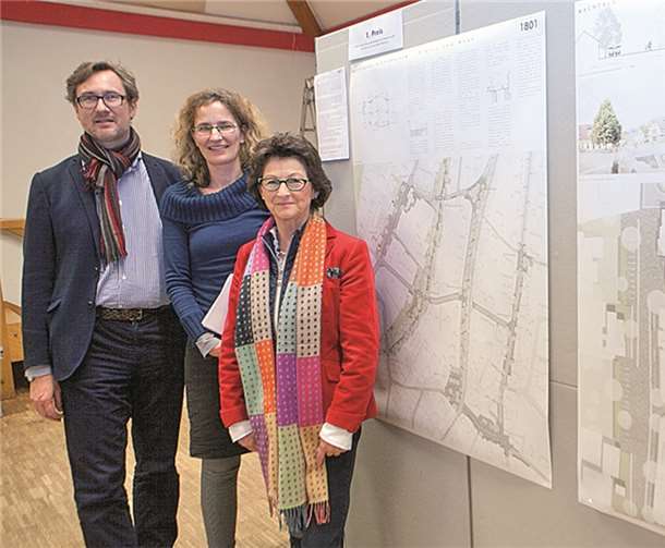 Bürgermeisterin Renate Offergeld und die Jury Vorsitzende Hiltrud Lintel freuen sich mit dem Sieger Axel Lohrer.JOST