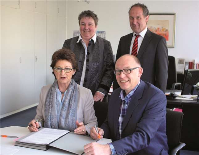 Bürgermeisterin Renate Offergeld und enewa-Geschäftsführer Kai Birkner bei der Vertragsunterzeichnung (dahinter Kämmerin Beate Pflaumann und enewa-Geschäftsführer Jörg Ostermann). Gemeinde Wachtberg/ms