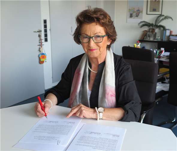 Bürgermeisterin Renate Offergeld unterzeichnet die Beitrittsurkunde zum Kommunen-Netzwerk „engagiert in NRW“.Foto: Gemeinde Wachtberg/mm