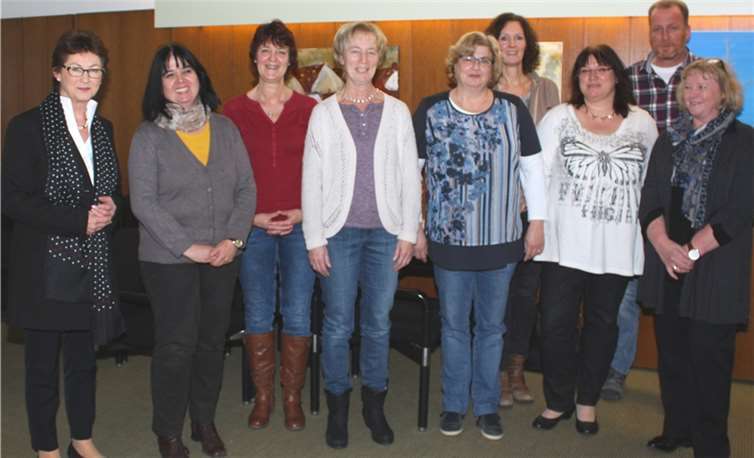 Bürgermeisterin Renate Offergeld (v.l.) gratulierte M. Cabrera, M. Kippel, M. Knapps, P. Axer, M. Kamradt, J. Naaß, G. Engel und K. Schmitz. Gemeinde Wachtberg/mf