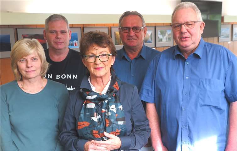 Bürgermeisterin Renate Offergeld (vorn) gratulierte (von links) Petra Schäfer, Martin Dung, Rudolf Scherrer und Wolfgang Reifferscheid zum Dienstjubiläum.Foto: Gemeinde Wachtberg