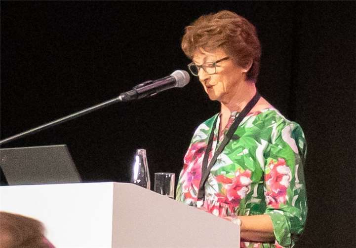 Bürgermeisterin Renate Offergeld würdige Arbeit, Erfolge und Wachstum des Fraunhofer Instituts.