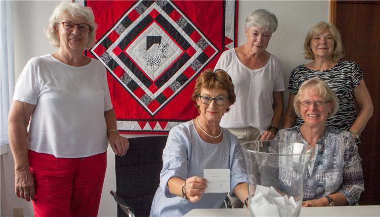 Bürgermeisterin Renate Offergeld zog den Hauptgewinn der Tombola, den die „Quiltwachteln“ im Namen der Wachtberger Kulturwochen veranstaltet hatten. -Jost-