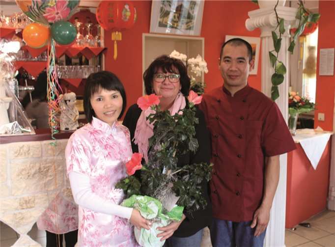 Bürgermeisterin Rita Hirsch (Mitte) gratulierte Thi Nga Nguyen (l.) und Trung Dung Pham zur Neueröffnung ihres asiatischen Restaurants mit einem Blumengeschenk. LP