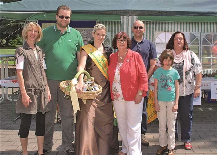 Bürgermeisterin Rita Hirsch, Rapsblütenkönigin Jenny Hanrath und die vielen Mitstreiter am Stand des Obst- und Gartenbauvereins.