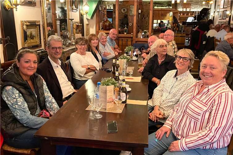 Bürgermeisterin Ulrike Mohrs (1.v.r.) lud als Dankeschön im Namen der Stadt Koblenz ehrenamtliche Spielplatzpatinnen und -paten zu einem Abendessen in der Koblenzer Altstadt ein. Foto: Stadt Koblenz / Susan Krause