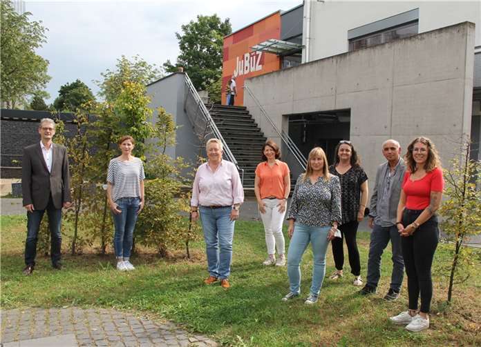 Bürgermeisterin Ulrike Mohrs (3.v.li.), sowie Mitarbeiterinnen und Mitarbeiter von Jugendamt und Kinder- und Jugendhilfe Arenberg beim Sommerfest der Pflegefamilien im JuBüZ.Quelle: Stadt Koblenz
