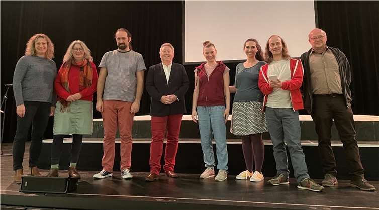 Bürgermeisterin Ulrike Mohrs (4.v.li.), mit Sabine Schmengler (li.) vom Netzwerk Kindeswohl und Schulsozialarbeiter Erwin Groß (re.) im Kreis der Theatercrew von „Trau dich“. Quelle: Stadt Koblenz