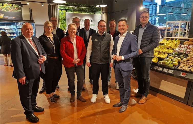 Neuer, schöner und moderner Bürgermeisterin Ulrike Mohrs (CDU), Rotkreuz-Koblenz-Präsident Leo Biewer und Oberbürgermeister David Langner beim Marktrundgang mit Alexander Kreuzberg (v.l.) Fotos: AWI
