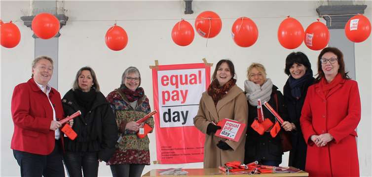 Bürgermeisterin Ulrike Mohrs, Gabriele Mickasch (Gleichstellungsstelle Stadt Koblenz), Beate Ullwer (Gleichstellungsstelle Westerwaldkreis), Lea Bales (Gleichstellungsstelle Landkreis Mayen-Koblenz), Dorothee Milles-Ostermann (Rhein-Lahn-Kreis), Katharina Hoffmann (Gleichstellungsstelle Stadt Koblenz) und Alice Berweiler-Kaufmann (Gleichstellungsstelle Rhein-Lahn-Kreis). Foto: Pressestelle Stadt Koblenz