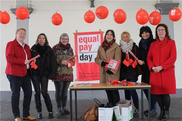 Bürgermeisterin Ulrike Mohrs, Gabriele Mickasch (Gleichstellungsstelle Stadt Koblenz), Beate Ullwer (Gleichstellungsstelle Westerwald-Kreis), Lea Bales (Gleichstellungsstelle Landkreis Mayen-Koblenz), Dorothee Milles-Ostermann (Rhein-Lahn-Kreis), Katharina Hoffmann (Gleichstellungsstelle Stadt Koblenz) und Alice Berweiler-Kaufmann (Gleichstellungsstelle Rhein-Lahn-Kreis). Foto: privat