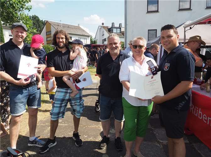 Bürgermeisterin Ulrike Mohrs als Chefin der Koblenzer Feuerwehr nahm das Jubiläum zum Anlass und überreichte im Beisein von Einheitsführer Udo Güttner zwei Wehrmännern ihre Ernennungsurkunde und einem weiteren Kameraden für 25 Jahre freiwilligen Dienst bei der Rübenacher Feuerwehr die silberne Ehrennadel des Landes Rheinland-Pfalz. Fotos: Herbert Hennes