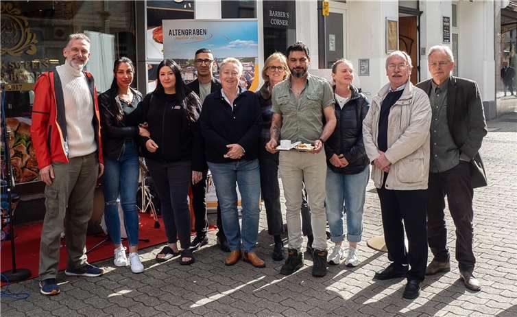 Bürgermeisterin Ulrike Mohrs beging mit den Mitgliedern des Arbeitskreis Altengraben und zahlreichen Gewerbetreibenden das Zuckerfest zum Ende des Fastenmonats Ramadan. Fotos: Hermann Schäfer