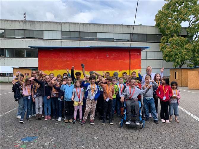 Bürgermeisterin Ulrike Mohrs besucht die Kinder in der Ferienfreizeit der AWO. Foto: Stadt Koblenz/Hannah Dorgeist