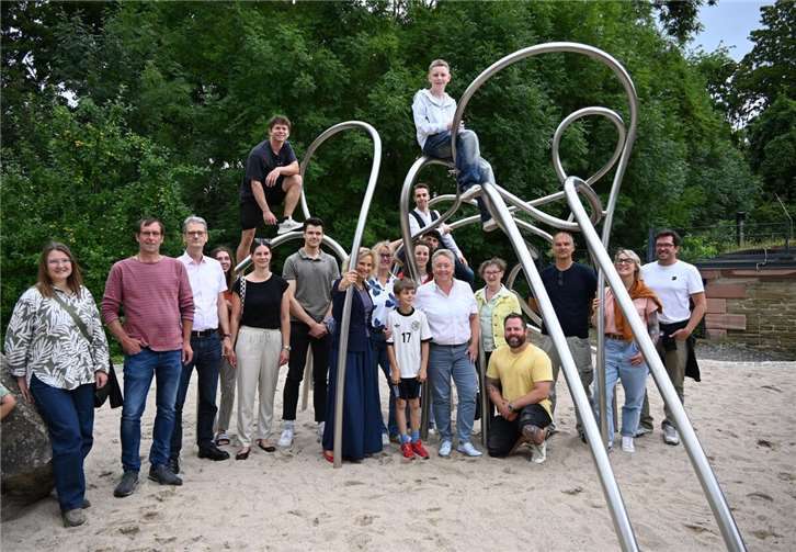 Bürgermeisterin Ulrike Mohrs eröffnete mit zahlreichen Gästen das neue Kletterangebot auf dem Spielplatz Bleidenberg. Bis 2027 soll das gesamte Areal für insgesamt 1,5 Millionen Euro umgestaltet werden. Foto: Stadt Koblenz / Verena Groß