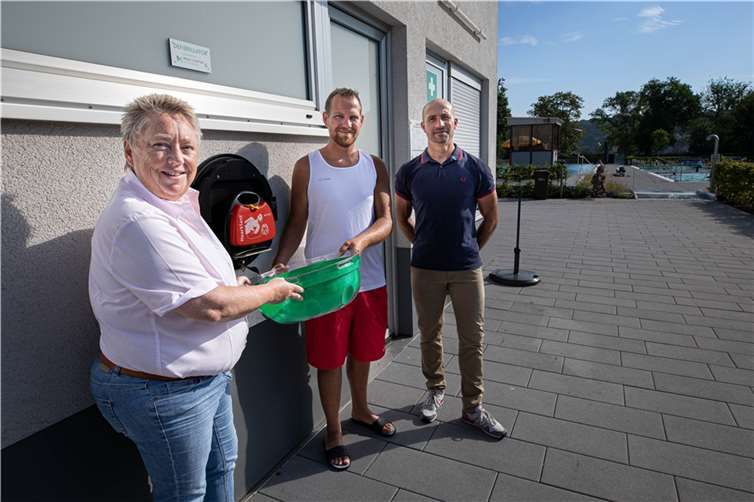 Bürgermeisterin Ulrike Mohrs (links) nahm gemeinsam mit Marcel Weier vom Team des Freibades Oberwerth den neuen Defibrillator entgegen, den die Firma Medi-Center Mittelrhein um Geschäftsführer Björn Besse (rechts) an die Stadt Koblenz gespendet hat.  Foto: Stadt Koblenz/Egenolf