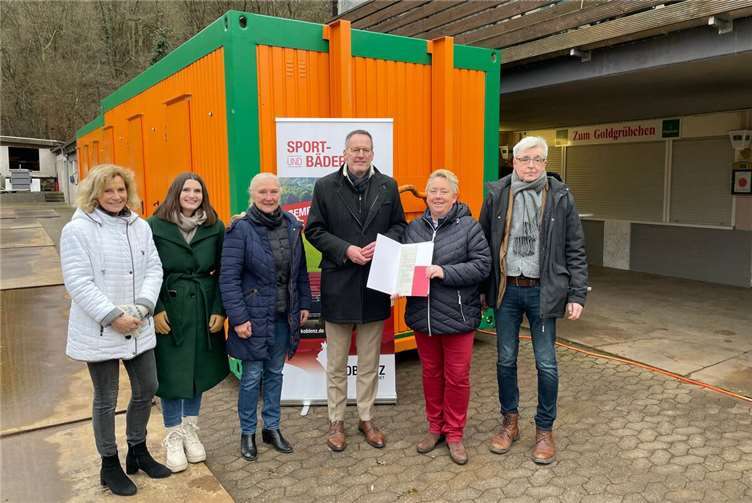 Koblenz investiert in Sport: Sanierung von Schmitzers Wiese beginnt bald Bürgermeisterin Ulrike Mohrs mit Innenminister Michael Ebling im Kreis von Mitgliedern des Stadtrates. Fotos: Stadt Koblenz/T. Knaak