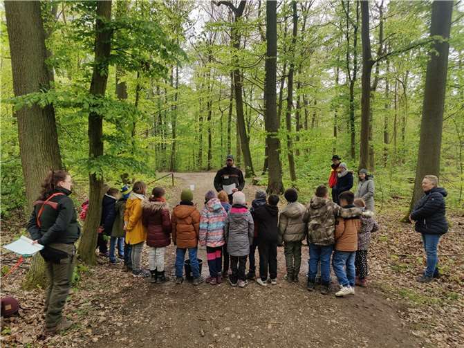 Bürgermeisterin Ulrike Mohrs (rechts im Bild) besuchte die diesjährigen Waldjugendspiele im Koblenzer Stadtwald, bei welchen die 3. Klassen der Grundschulen einige Aufgaben zu lösen hatten. Foto: Stadt Koblenz / Yannick Heller