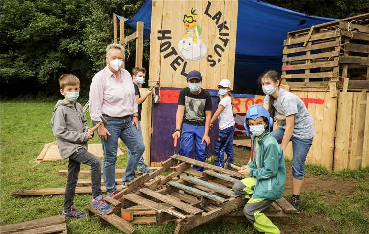 Bürgermeisterin Ulrike Mohrs schaute bei ihrer diesjährigen Ferienfreizeiten-Tour unter anderem beim Baustellenspielplatz der JuKuWe am Stadion Oberwerth vorbei. Foto: Stadt Koblenz/Egenolf