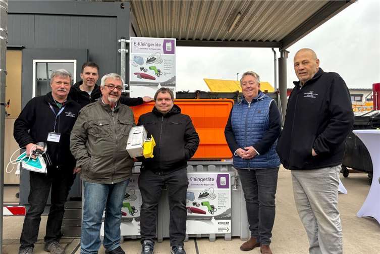 Bürgermeisterin Ulrike Mohrs stellte am Wertstoffhof des Kommunalen Servicebetriebs Koblenz die Möglichkeit zur Spende von Elektrokleingeräten für Repair-Cafés vor. Das Foto zeigt die Bürgermeisterin zusammen mit Vertretern der fünf beteiligten Repair-Cafés (v.l.n.r.): Andreas Kirchgässner (Repair-Café VG Maifeld), Prof. Dr. Johannes Stolz (Repair-Café der Hochschule Koblenz auf der Karthause), Wolfgang Scholz (Repair-Café Koblenz-Stadt im Mehrgenerationenhaus), Martin Schmidt (Repair-Café im Jugendkulturzentrum Lahnstein), Bürgermeisterin Ulrike Mohrs und Jürgen Lutz (Repair-Café KO-Lützel). Foto: Stadt Koblenz/Sebastian Glinski