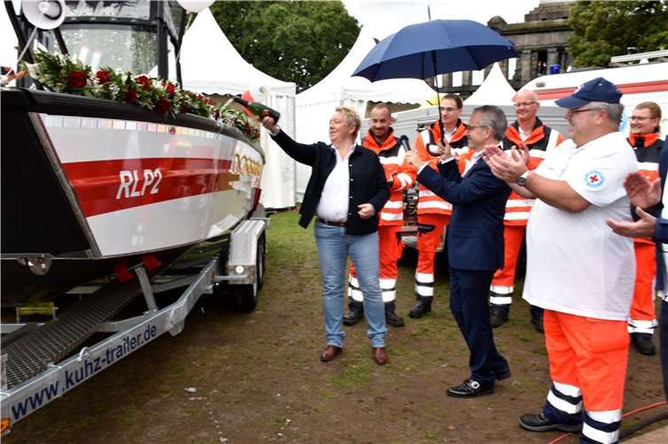 Bürgermeisterin Ulrike Mohrs taufte das neue DRK Rettungsboot mit Sekt. Fotos: HEP