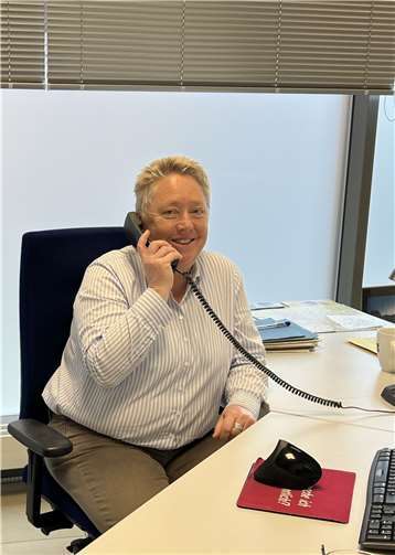 Bürgermeisterin Ulrike Mohrs telefoniert mit Mietinteressenten bei der Koblenzer Wohnbau.  Foto: Koblenzer Wohnbau/ Yannick Heller